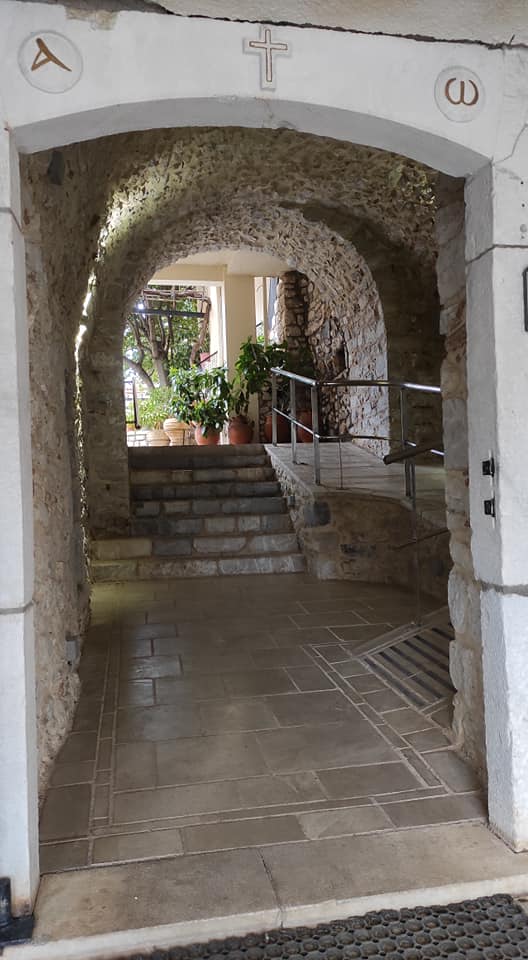 koura-monaxou-moni-nestanis