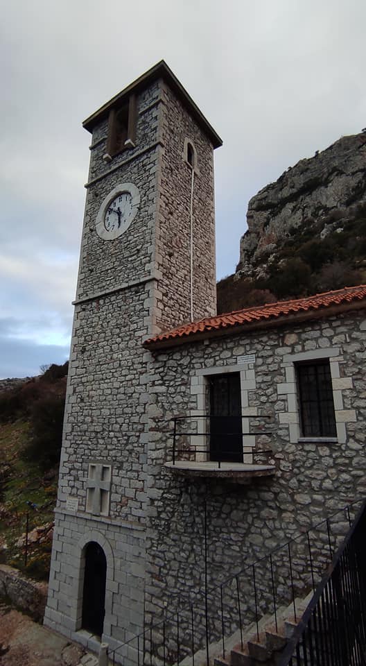 koura-monaxou-moni-nestanis