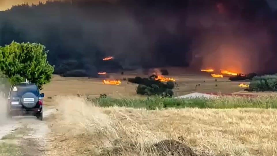 Αγριεύει η φωτιά στην Αλεξανδρούπολη