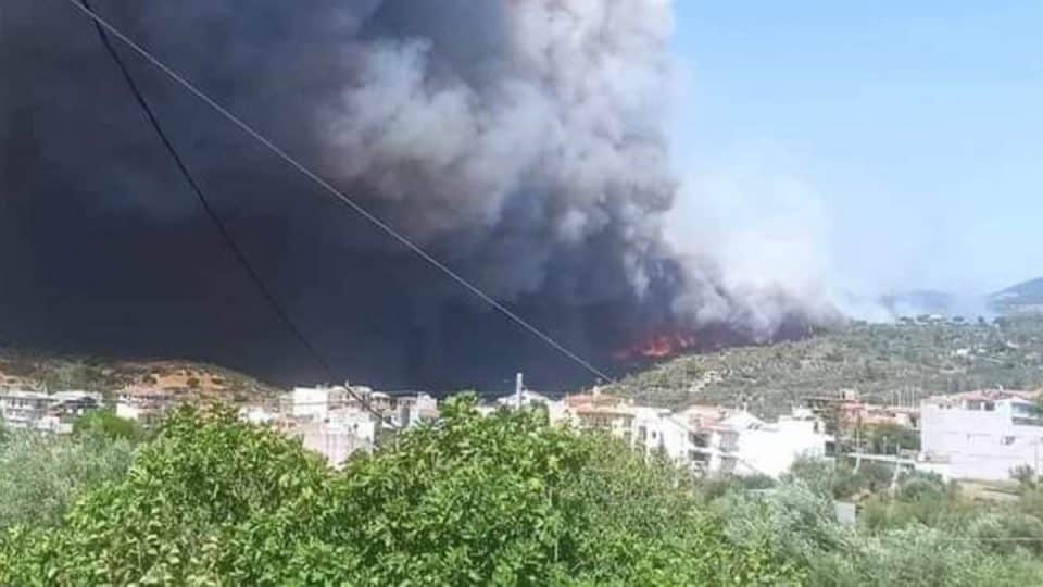 Φωτιά ξέσπασε στους πρόποδες της Πάρνηθας