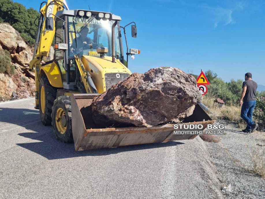 Πτώση βράχου σε αυτοκίνητο