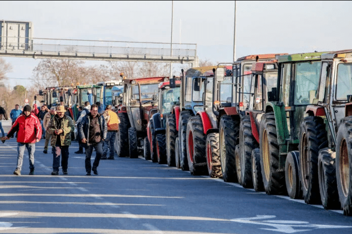 Αγρότες και Κτηνοτρόφοι Αποκλείουν Τελωνείο στη Φλώρινα Λόγω Μέτρων Κατά της Β. Μακεδονίας