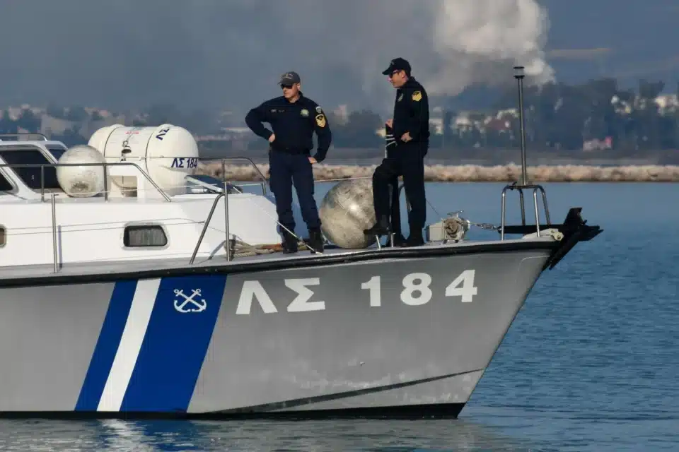 Σχινιάς: Θρίλερ με τη σορό με βαρίδι στη θάλασσα