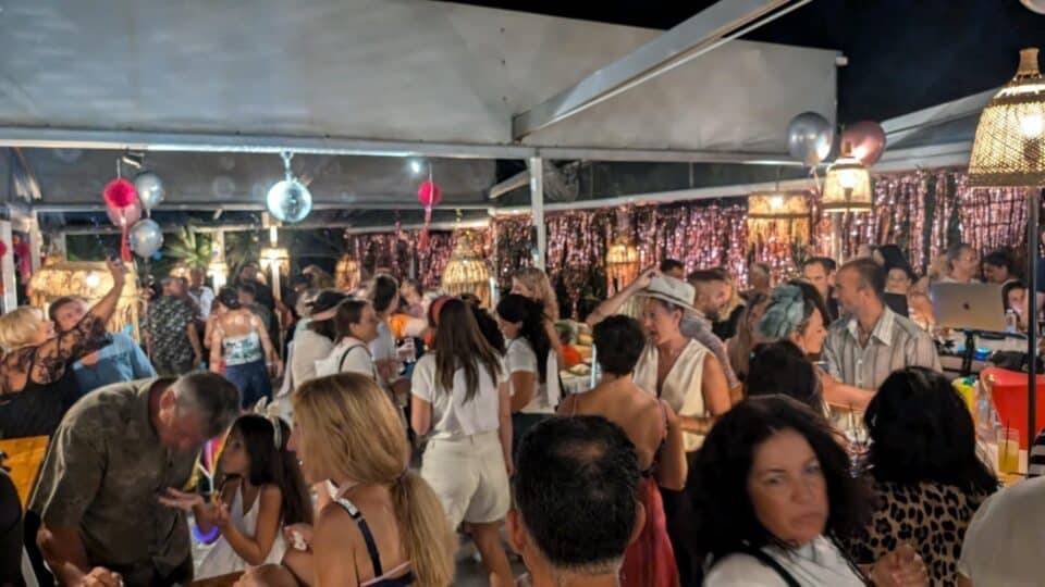 ΣΤΑ ΚΑΛΥΤΕΡΑ ΤΟΥ ΤΟ ΦΕΤΙΝΟ 80’S BEACH PARTY ΤΗΣ ΕΝΩΣΗΣ ΤΟΥΡΙΣΤΙΚΩΝ ΚΑΤΑΛΥΜΑΤΩΝ