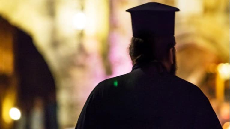 Ιερέας πήγε την ενορία του στα... μπουζούκια