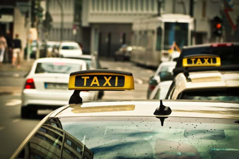 Υποχρέωση εγκατάστασης των ειδικών σημάνσεων για τα POS στα ταξί μέσα στις επόμενες 5 εβδομάδες