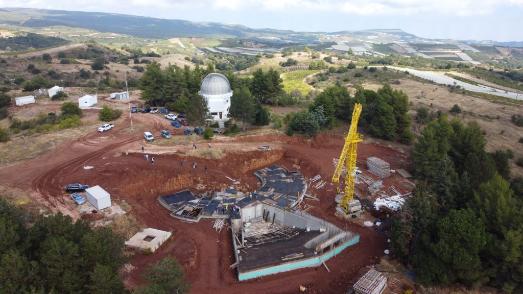 Αστεροσκοπείο Κρυονερίου — αναβάθμιση υποδομών επιστήμης και εκπαίδευσηςΕπόμενη στάση το Αστεροσκοπείο Κρυονερίου, όπου ο Περιφερειάρχης Δημήτρης Πτωχός, συνοδευόμενος από Αντιπεριφερειάρχες, Περιφερειακούς Συμβούλους, τεχνικές υπηρεσίες και εκπροσώπους της τοπικής αυτοδιοίκησης, πραγματοποίησε αυτοψία στο έργο «Ανέγερση Κτιρίου Πολλαπλών Χρήσεων και Διαμόρφωση Περιβάλλοντος Χώρου», προϋπολογισμού 4,3 εκατ. ευρώ. Οι εργασίες σκυροδέτησης του φέροντος οργανισμού εξελίσσονται βάσει προδιαγραφών, με στόχο τη δημιουργία σύγχρονων υποδομών που θα ενισχύσουν τον επιστημονικό και εκπαιδευτικό ρόλο του Αστεροσκοπείου.