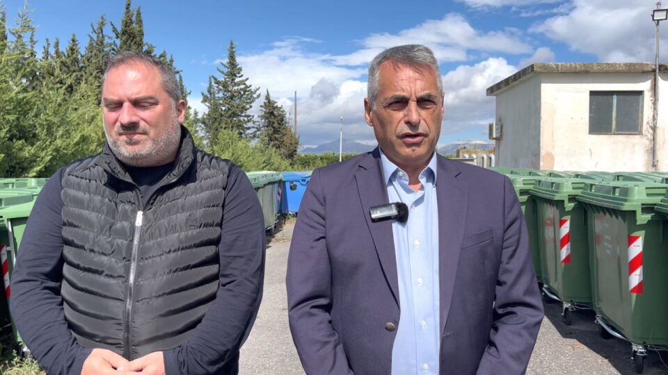 Κώστας Τζιούμης: “Τοποθετούμε και άλλους 250 νέους κάδους στην Τρίπολη και στα χωριά μας”