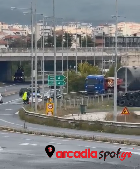 Φορτηγό κινείται στο αντίθετο ρεύμα! - Εντυπωσιακή μεταφορά ανεμογεννητριών στο δρόμο Τρίπολης - Σπάρτης (vid)