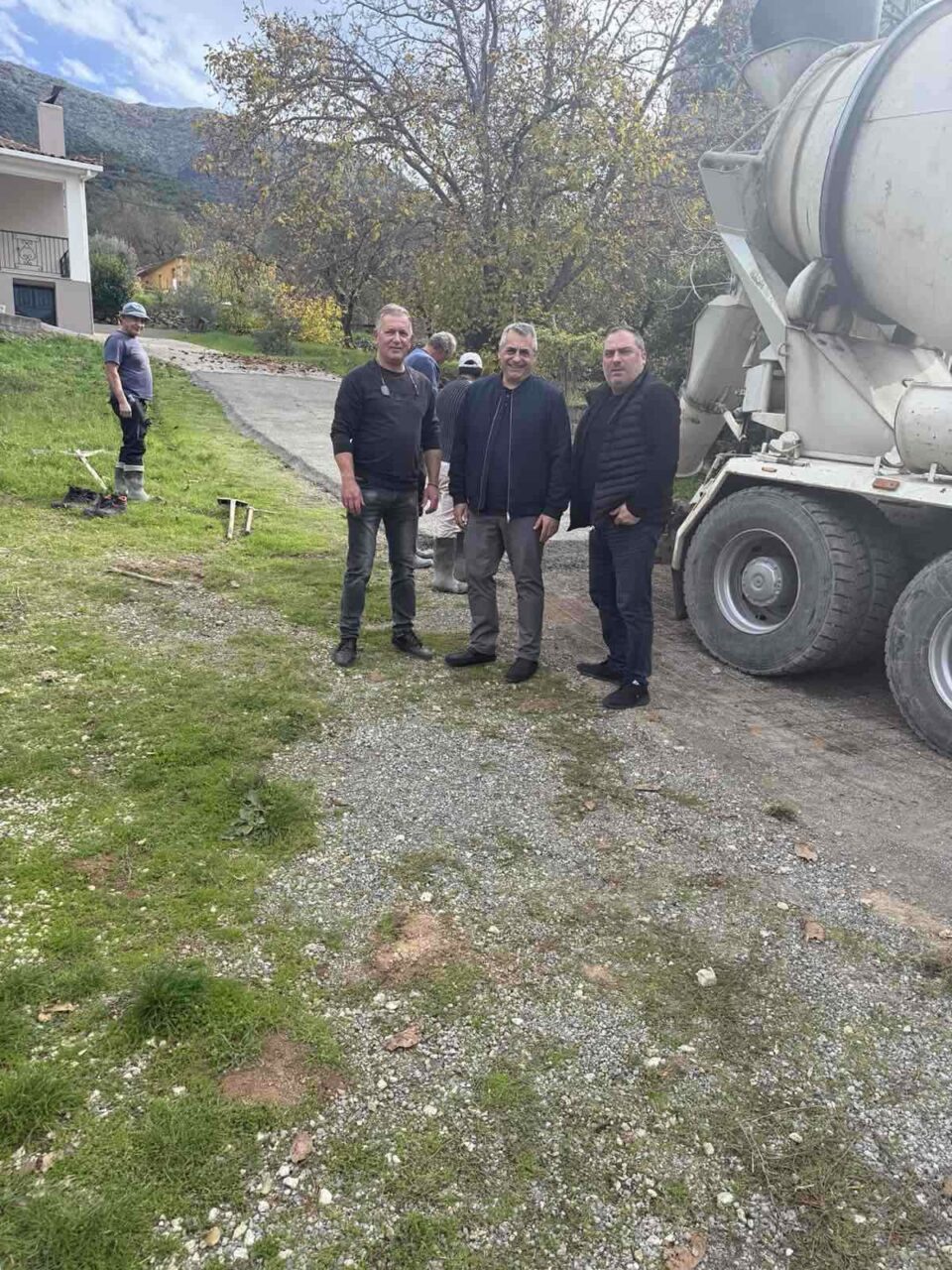 Κώστας Τζιούμης: “Συνεχίζουμε τις παρεμβάσεις με εργασίες τσιμεντόστρωσης στην ΔΕ Κανδύλας”