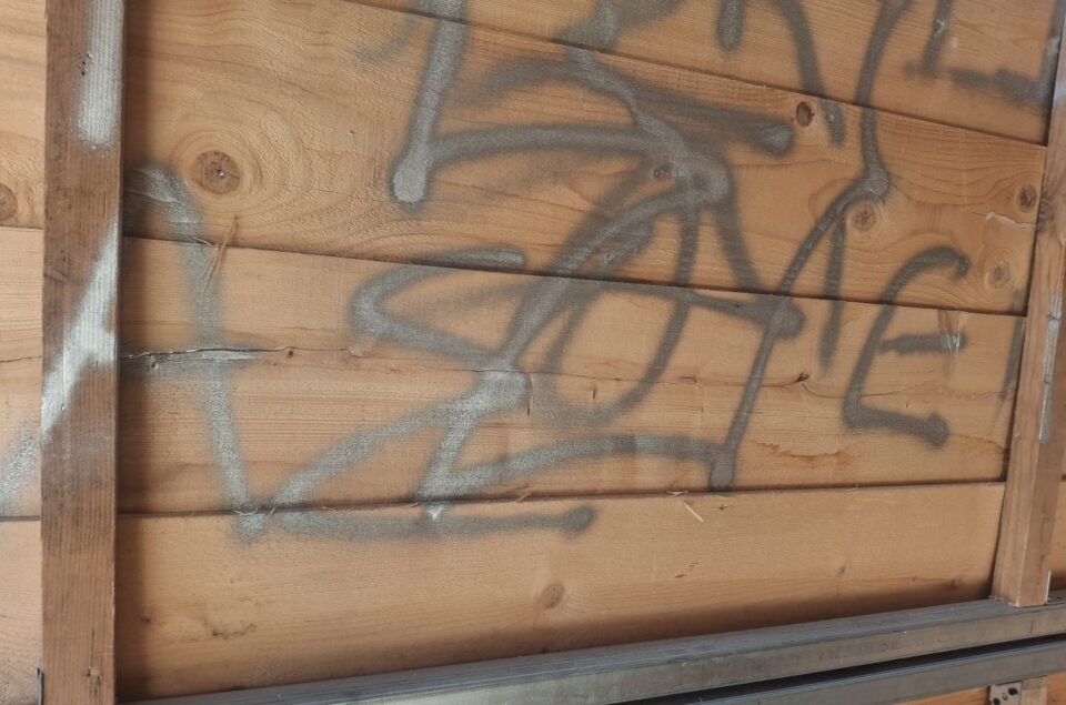 Τι συμβαίνει με τον στολισμό στην πλατεία Άρεως - Προσβλητικές "καλλιτεχνικές" παρεμβάσεις από αγνώστους