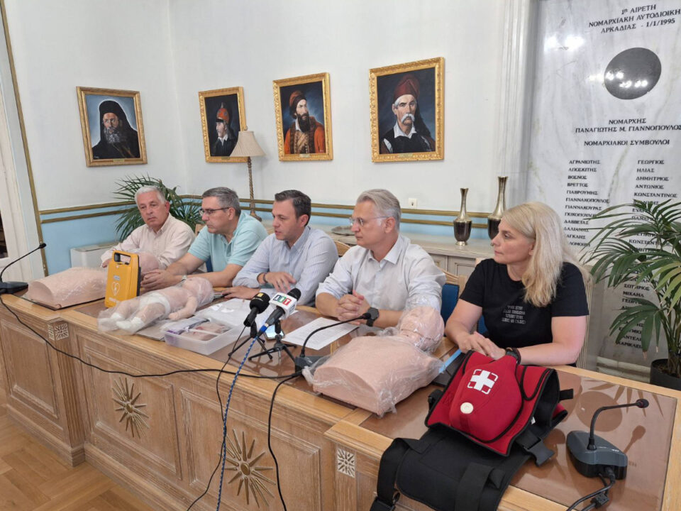 Με επίκεντρο την ανθρώπινη ζωή – Παράδοση απινιδωτή και εκπαιδευτικού εξοπλισμού σε φορείς διάσωσης της Τρίπολης από την Περιφέρεια Πελοποννήσου
